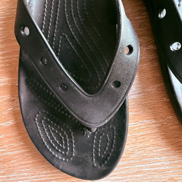 Crocs Iconic Comfort Black Flip Flops Womens Sz 7 Mens Sz 5 Thong Sandals Flat - Picture 3 of 6